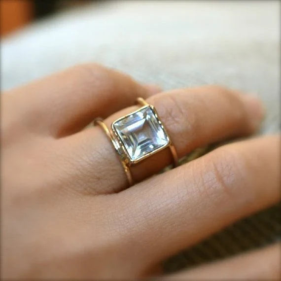 Anillo Fino Dorado con Cristal Cúbico Vintage