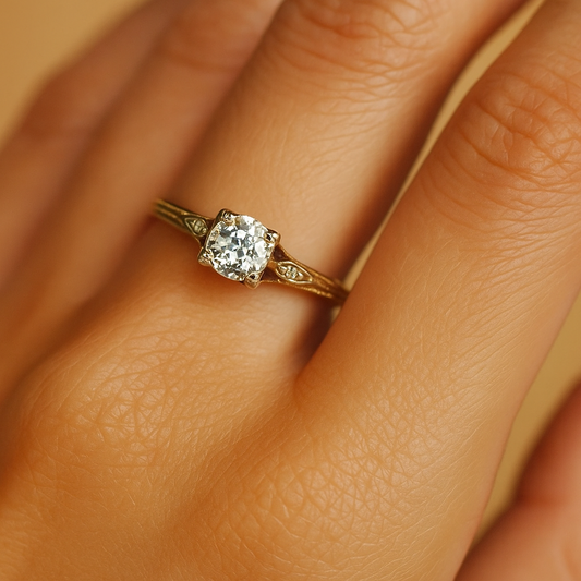 Anillo Vintage de Oro Fino con Circonia