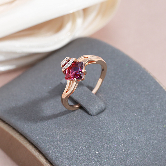 Anillo Elegante con Cristal Rojo en Oro