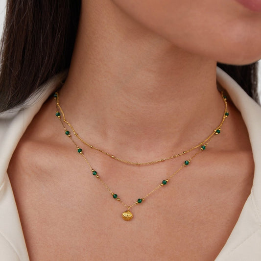 Collar Camilla con Concha Dorada y Cuentas Verdes