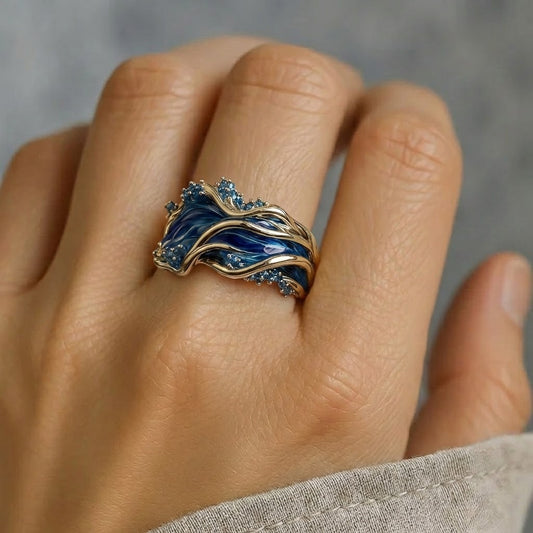Anillo Vintage Dorado con Ondas Oceánicas