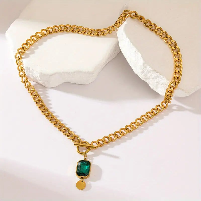 Collar Dorado con Colgante de Esmeralda y Cadena Gruesa