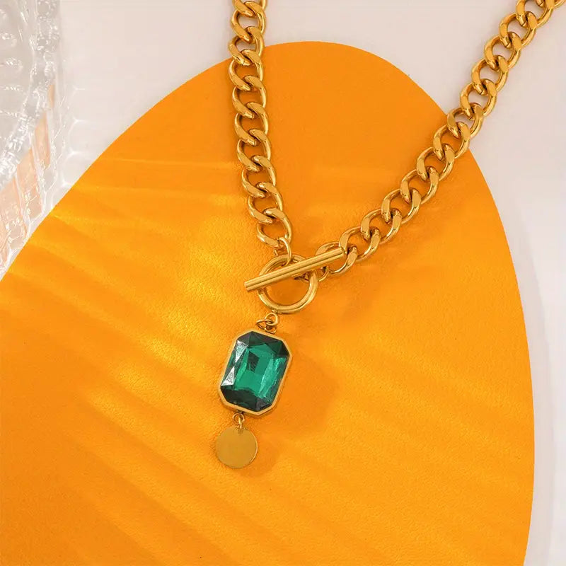 Collar Dorado con Colgante de Esmeralda y Cadena Gruesa
