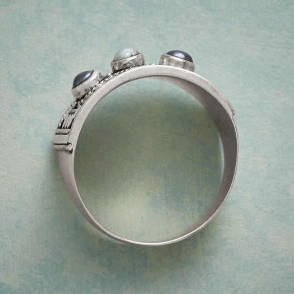 Anillo Geométrico Tallado de Tres Perlas