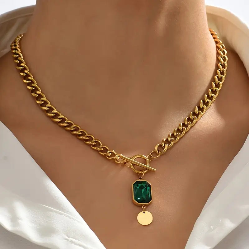Collar Dorado con Colgante de Esmeralda y Cadena Gruesa
