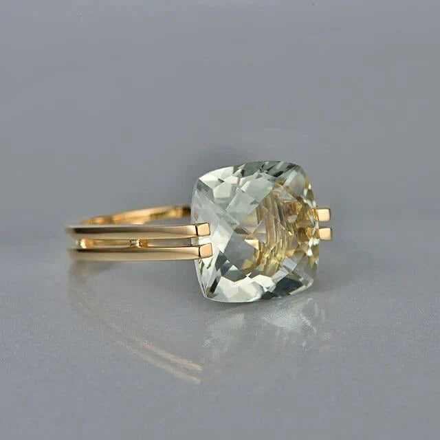 Anillo Dorado Vintage con Cristal Cúbico Verde