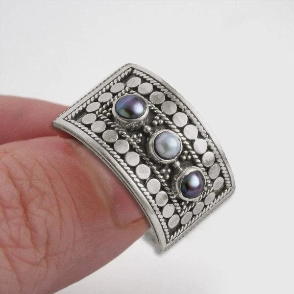 Anillo Geométrico Tallado de Tres Perlas