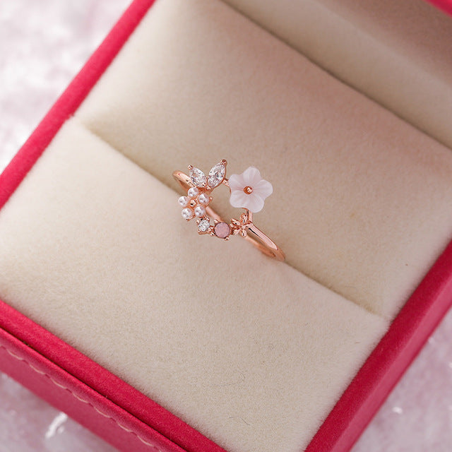 Anillo Ajustable de Flor Silvestre con Perlas en Oro