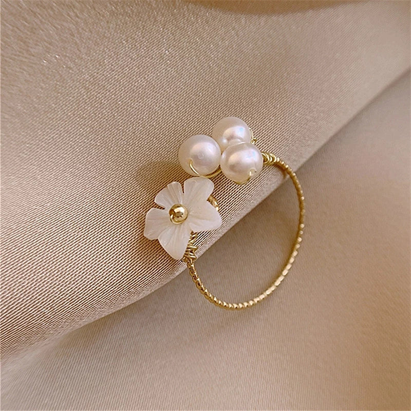 Anillo Ajustable de Pétalos Blancos con Perlas en Oro