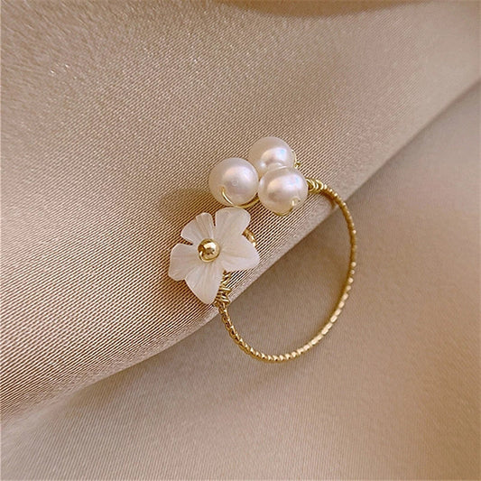 Anillo Ajustable de Pétalos Blancos con Perlas en Oro