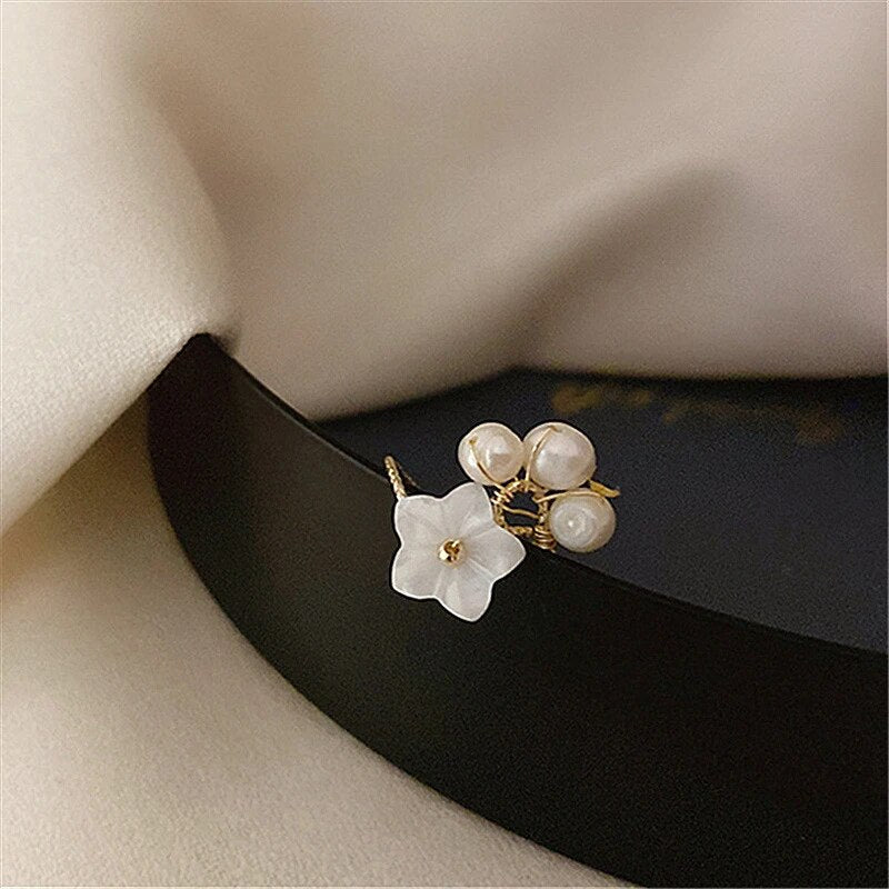 Anillo Ajustable de Pétalos Blancos con Perlas en Oro