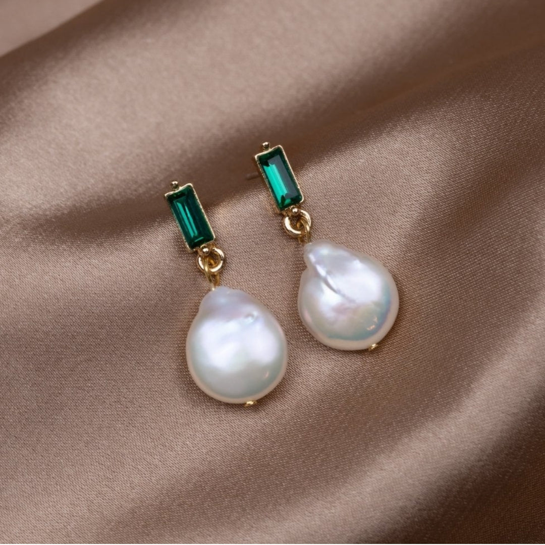 Pendientes Lujosos con Perlas y Circonia Verde en Oro