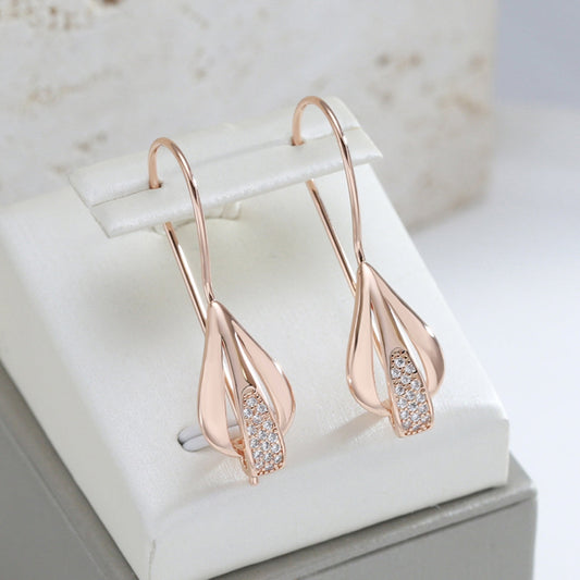 Pendientes Elegantes en Forma de Hoja Colgante con Circonia en Oro