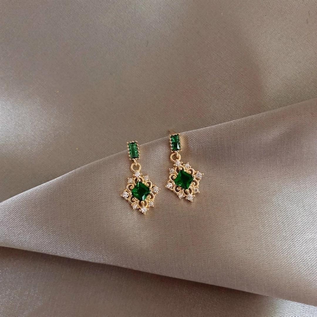 Pendientes Elegantes de Circonia Verde en Oro