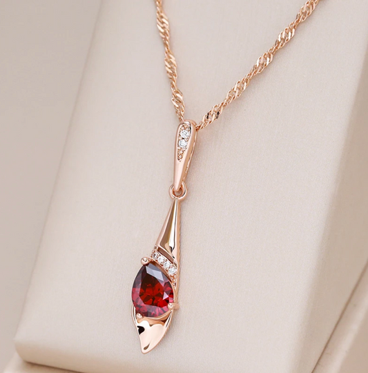 Collar Elegante de Rubí Dorado