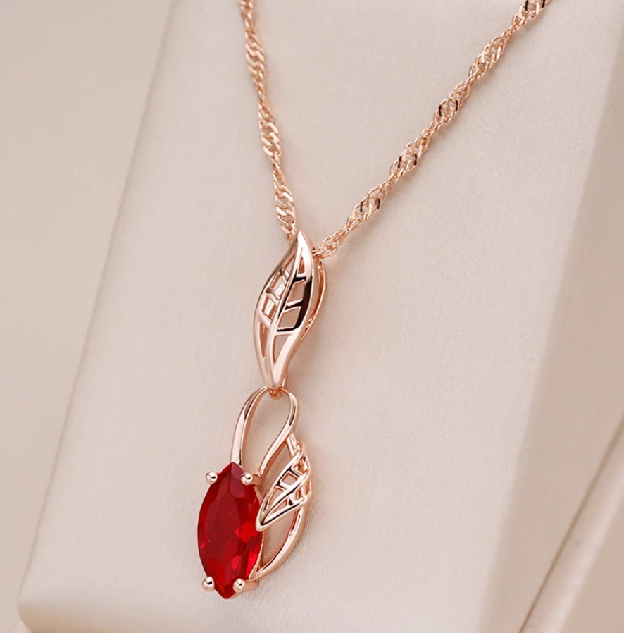Collar Elegante con Cristal Rojo