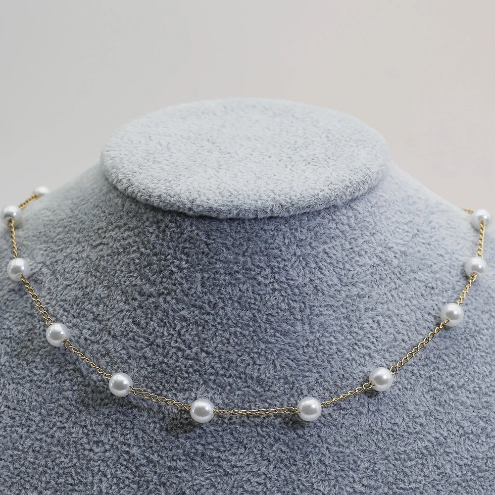 Collar Pequeño de Perlas en Oro