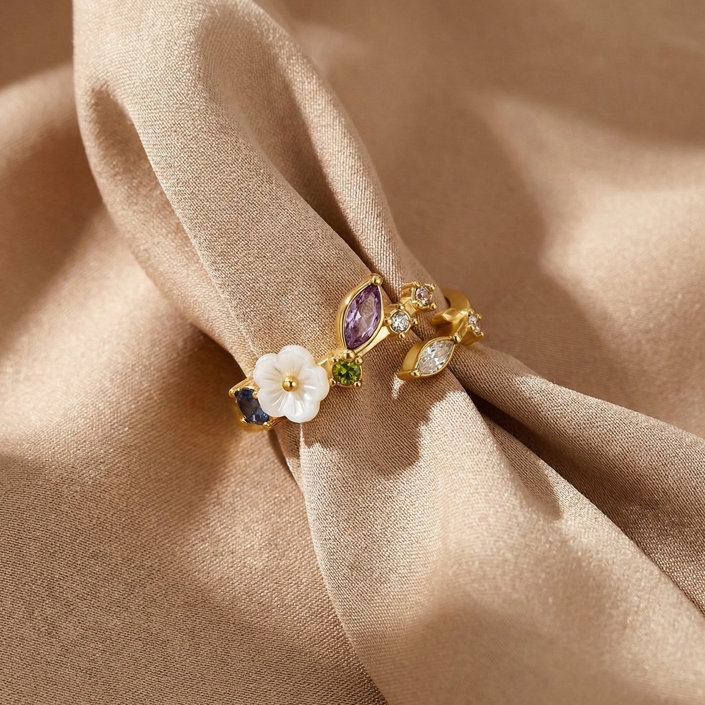 Anillo Flor Blanca de Cristal en Oro