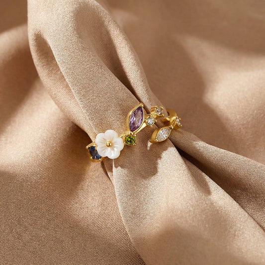 Anillo Flor Blanca de Cristal en Oro