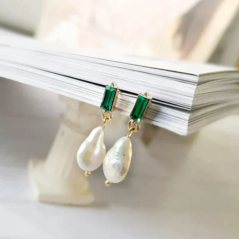 Pendientes Lujosos con Perlas y Circonia Verde en Oro