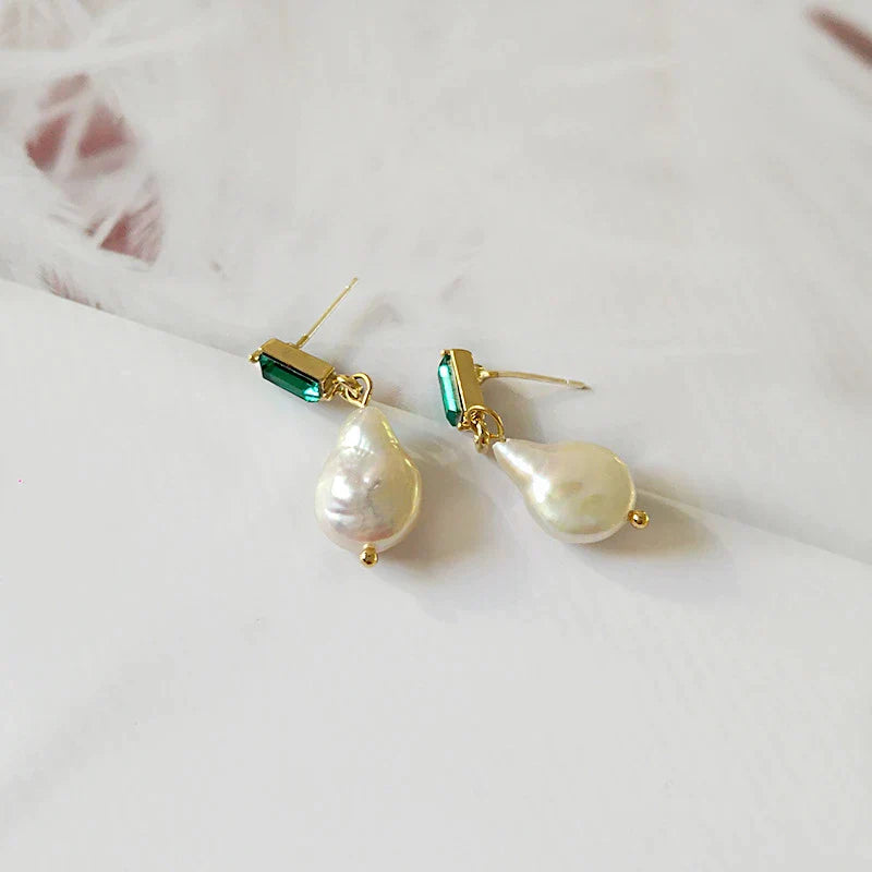 Pendientes Lujosos con Perlas y Circonia Verde en Oro