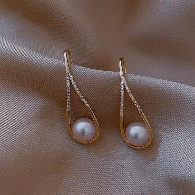 Pendientes con Colgante de Perla y Circonia en Oro