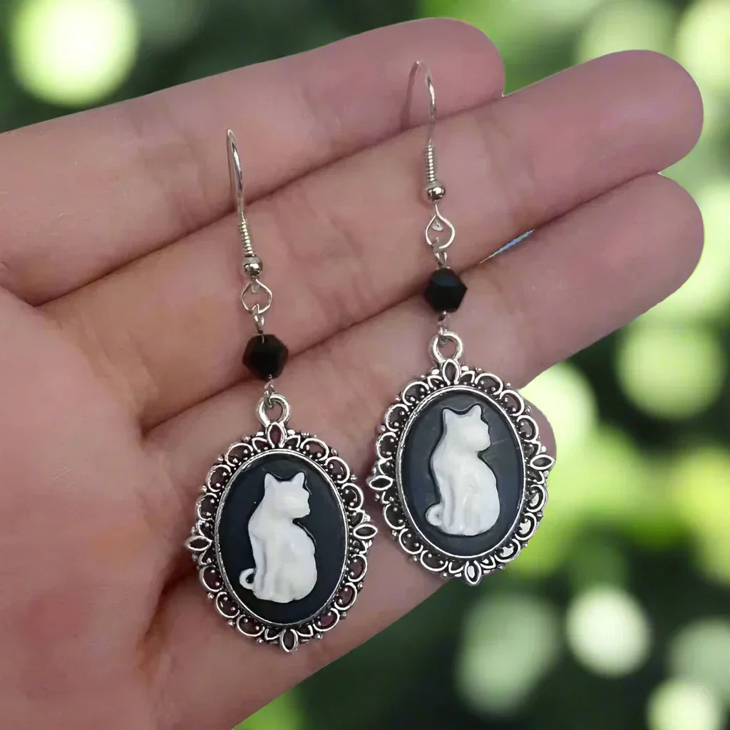 Pendientes vintage de gato blanco – Joyería con marco de plata para mujeres