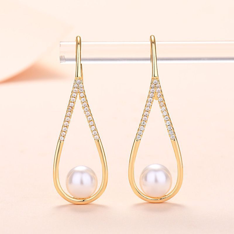 Pendientes con Colgante de Perla y Circonia en Oro