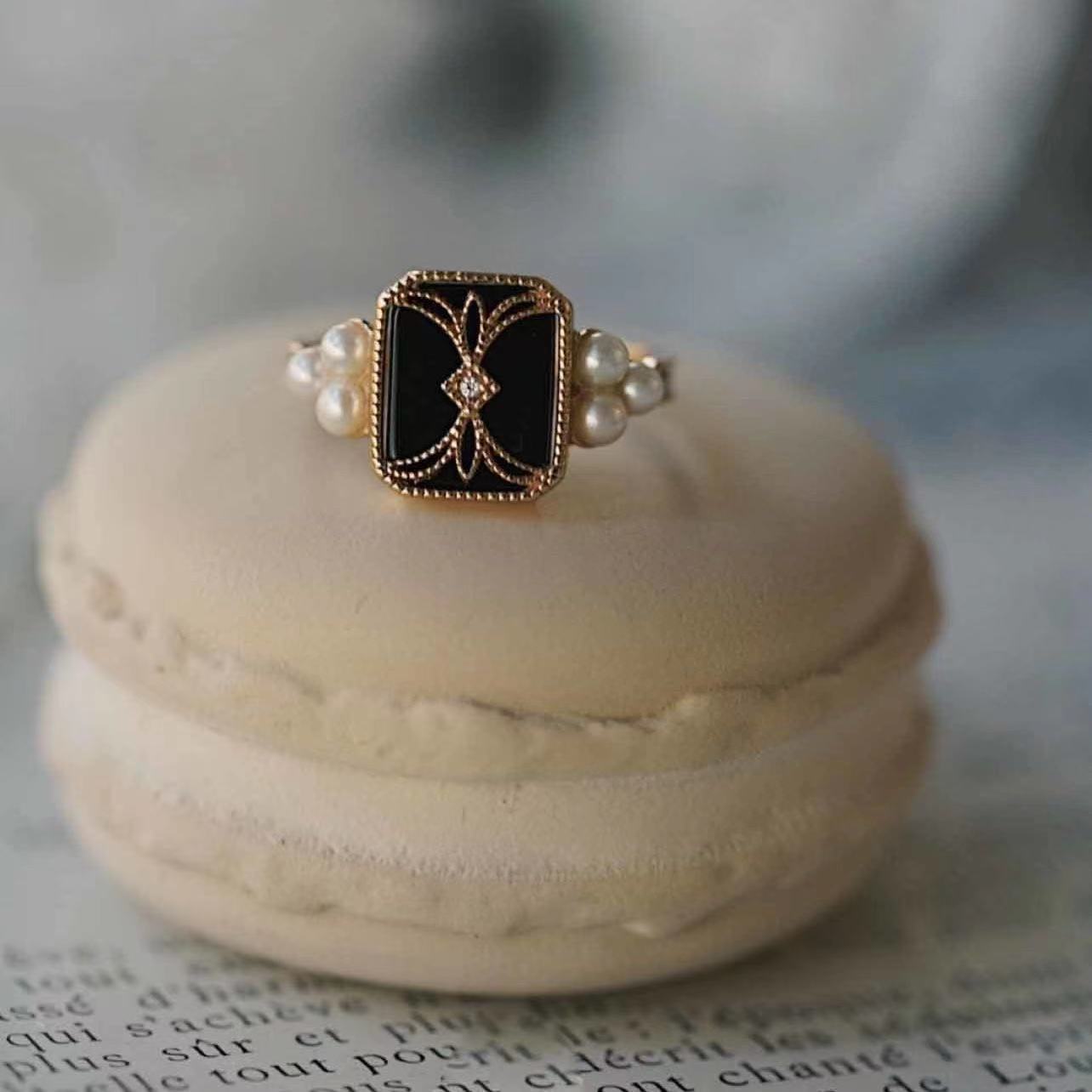 Anillo Ajustable de Esmalte Negro con Perlas en Oro