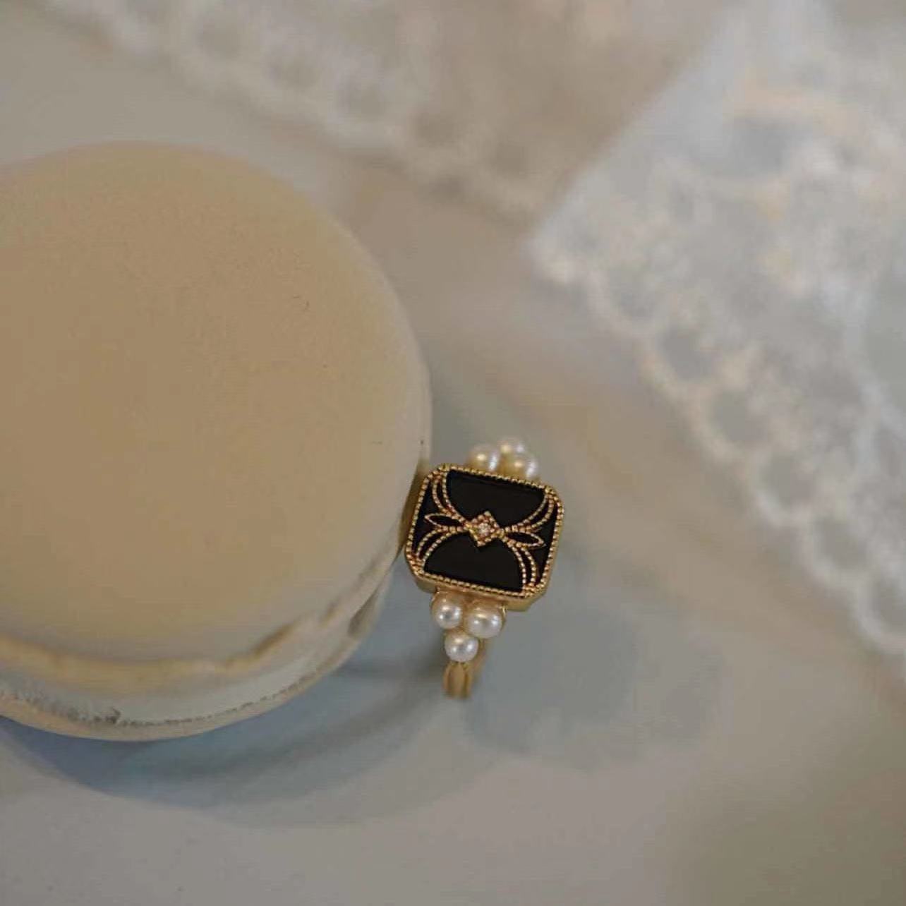 Anillo Ajustable de Esmalte Negro con Perlas en Oro
