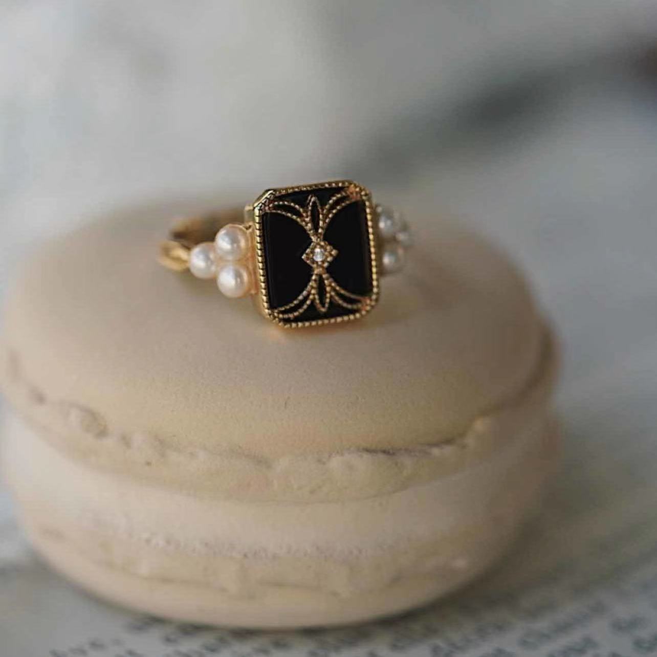 Anillo Ajustable de Esmalte Negro con Perlas en Oro
