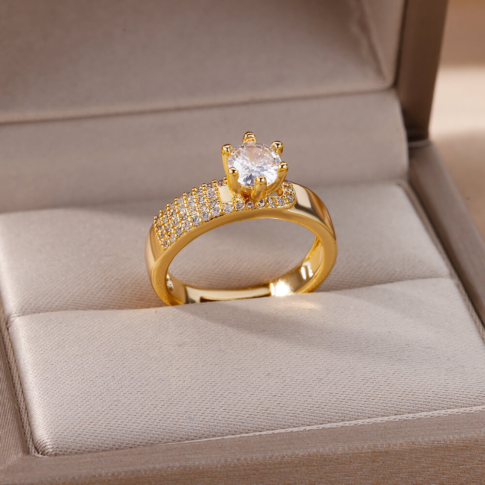 Anillo Elegante de Cristal Blanco Bañado en Oro