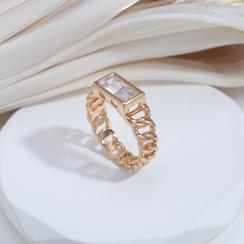 Anillo Elegante con Cristal Dorado