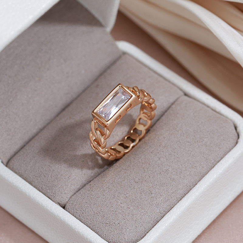Anillo Elegante con Cristal Dorado