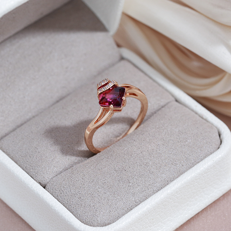 Anillo Elegante con Cristal Rojo en Oro