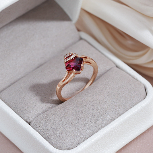 Anillo Elegante con Cristal Rojo en Oro