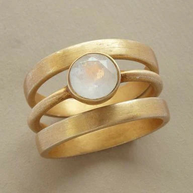 Anillo Vintage en Oro con Piedra Luna Incrustada