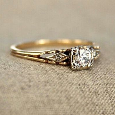 Anillo Vintage de Oro Fino con Circonia