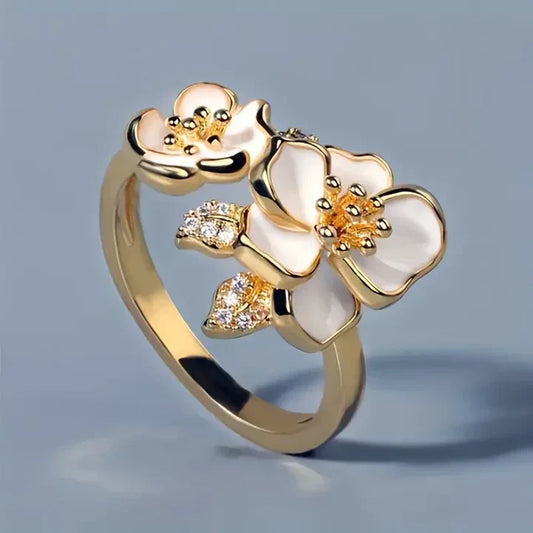 Anillo de Flor Blanca en Oro