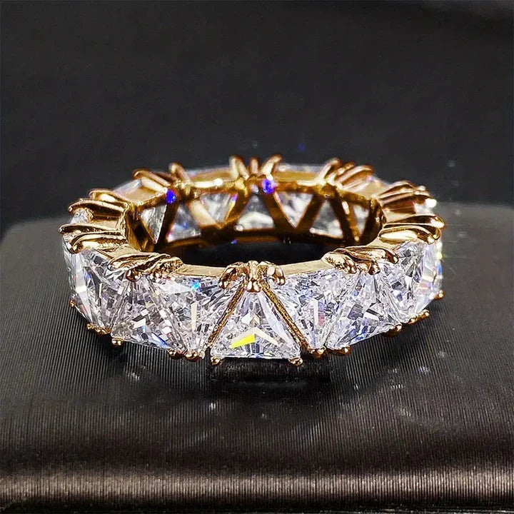 Anillo Incrustado con Cristal Brillante en Oro