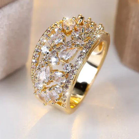 Anillo Hueco en Oro con Cristales Blancos