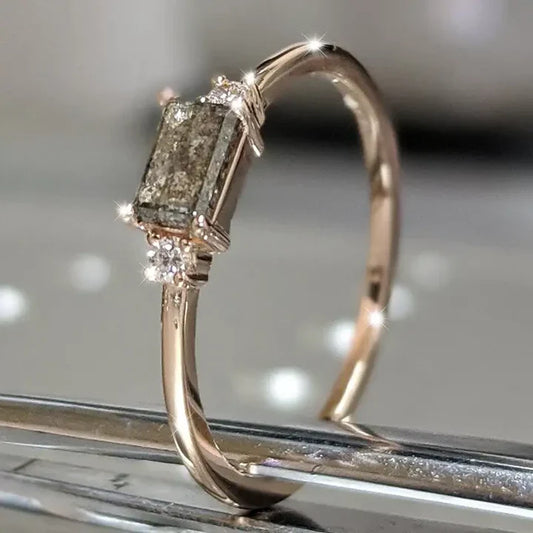 Anillo Vintage Rectangular en Oro con Cristal y Circonia