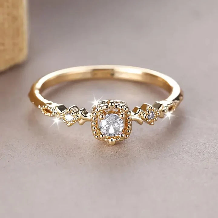 Anillo Dorado Vintage con Cristal Brillante