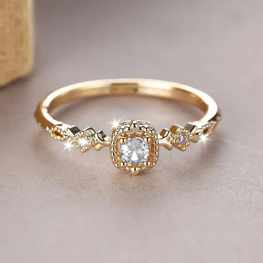 Anillo Dorado Vintage con Cristal Brillante