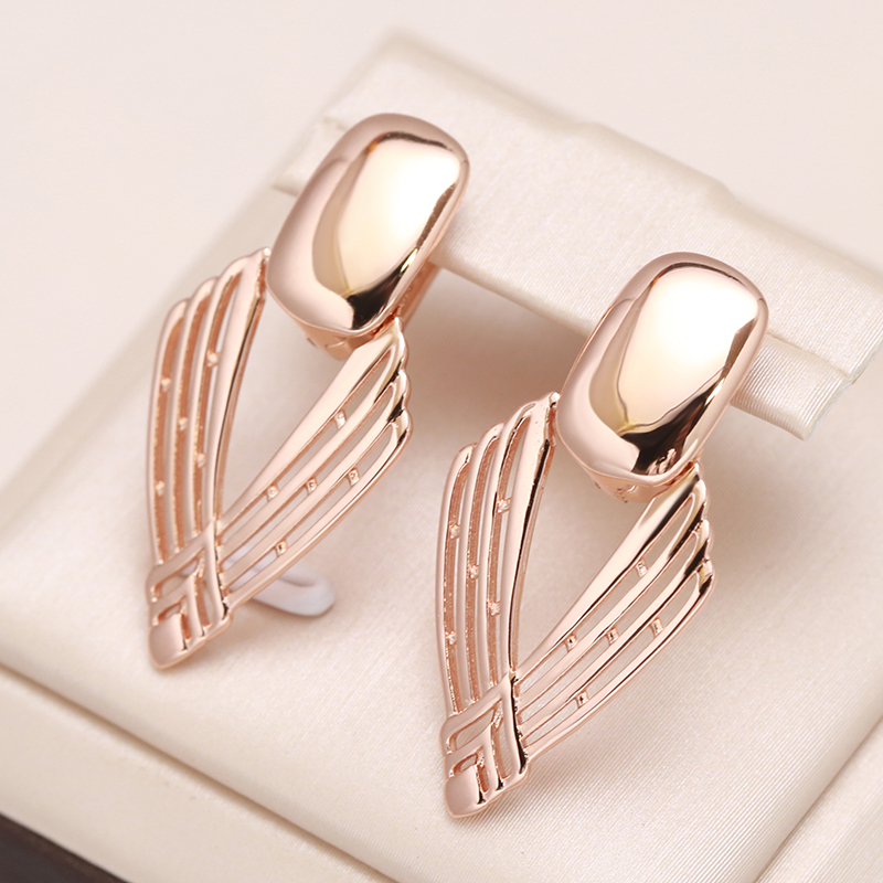 Pendientes Elegantes Dorados en Forma de Escudo