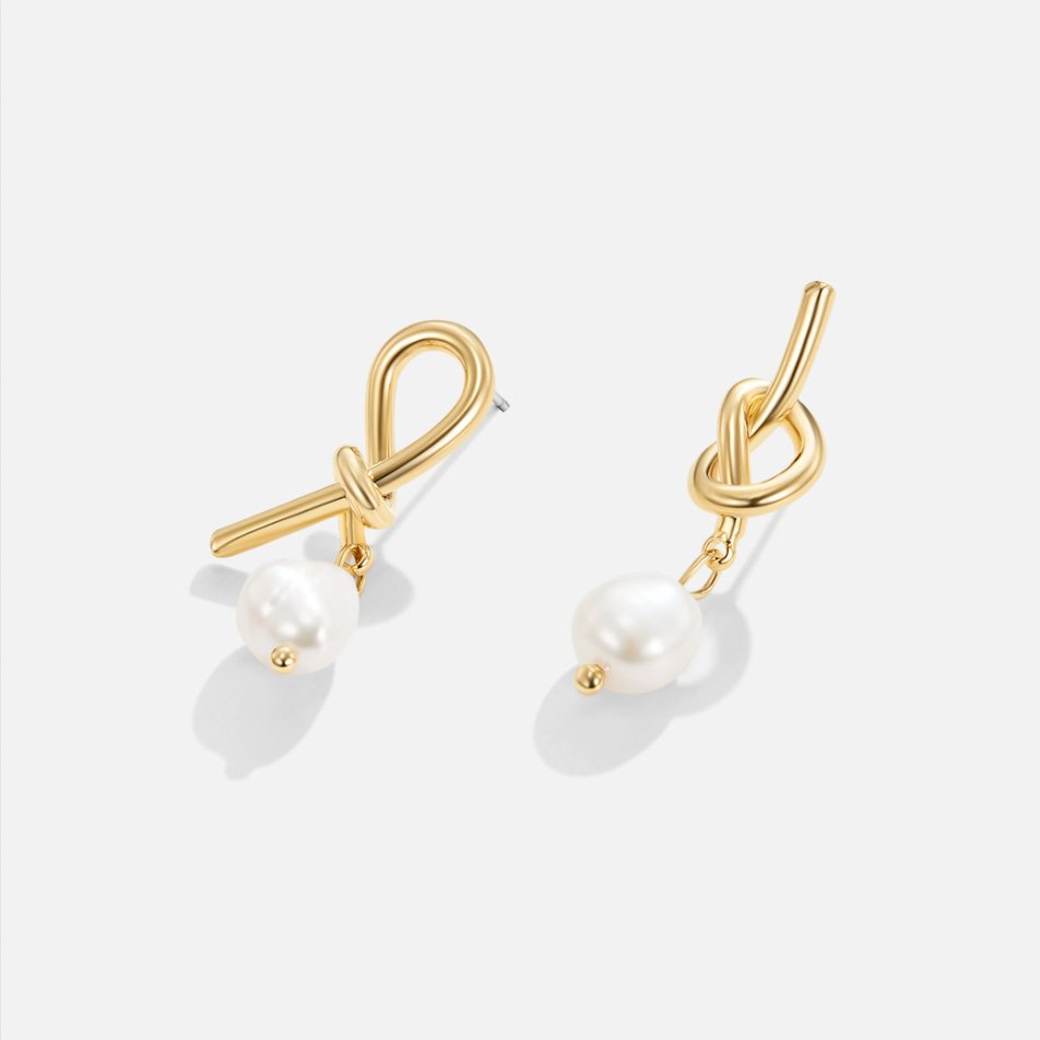 Aros Anudados de Oro y Perla de Agua Dulce