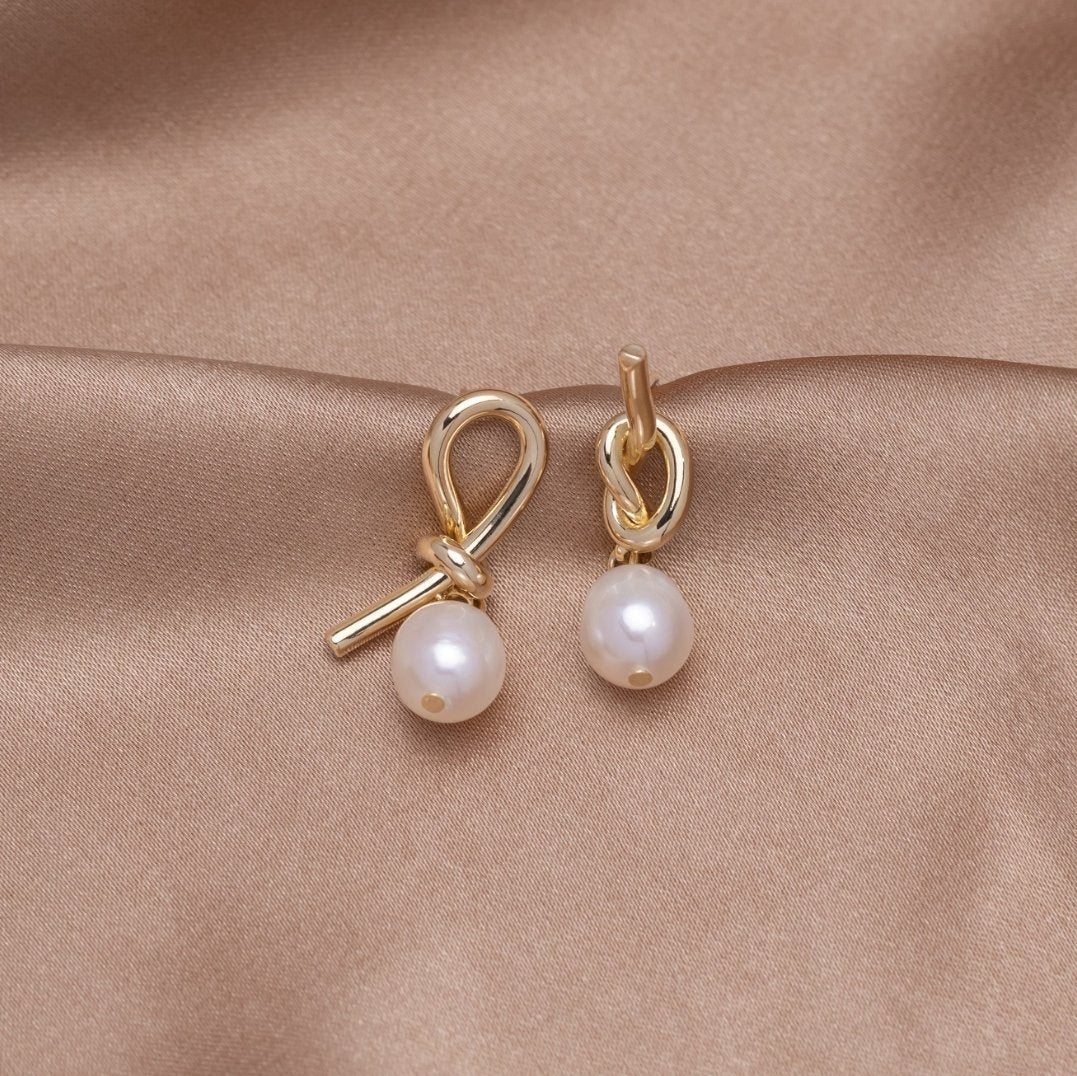 Aros Anudados de Oro y Perla de Agua Dulce