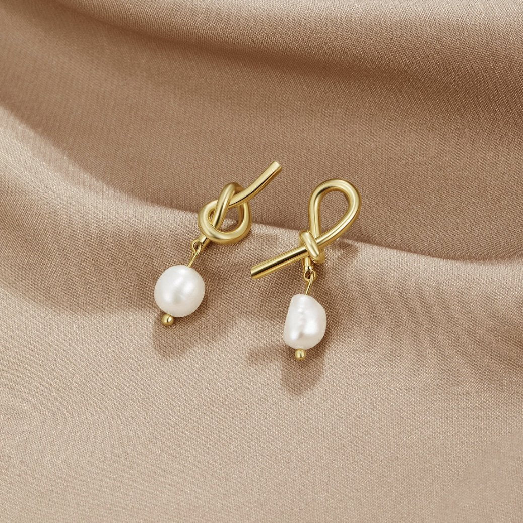 Aros Anudados de Oro y Perla de Agua Dulce