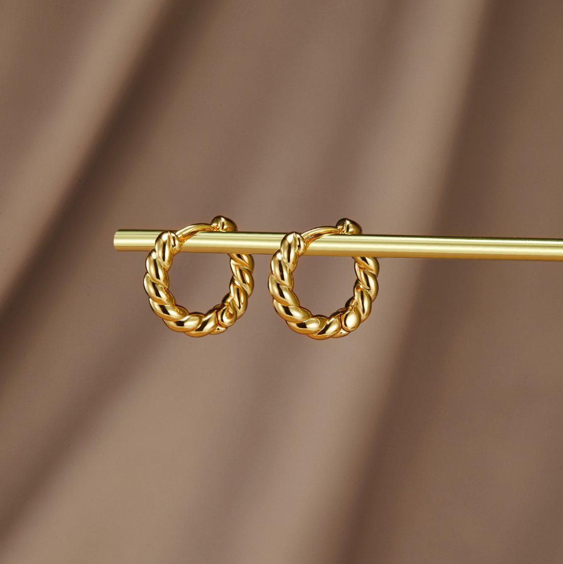 Aros Sofia Dorados con Giro