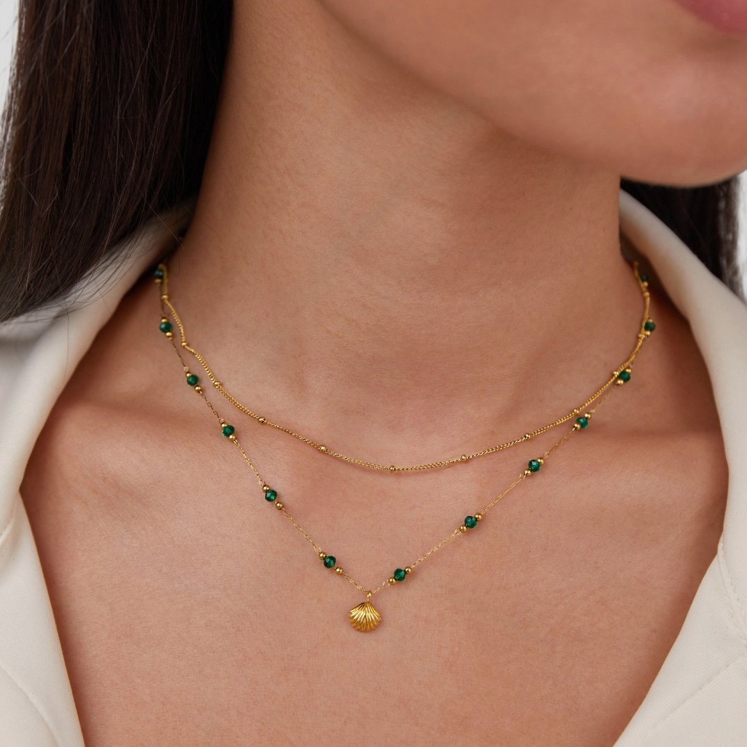 Collar Camilla con Concha Dorada y Cuentas Verdes